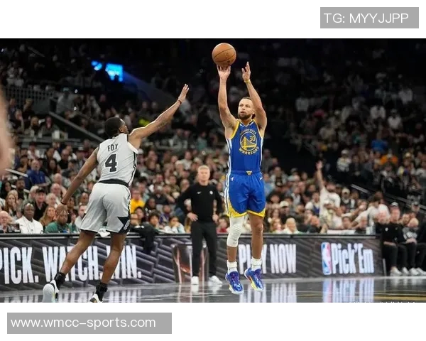 库里第二节神勇表现连中五记三分球展现超强实力引爆全场气氛