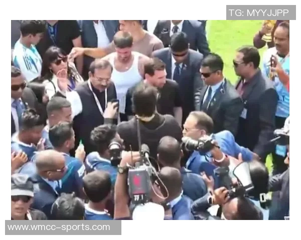 梅西印度行引发混乱当地官员指责组织方贪婪无能与球迷自拍成风 梅西印度行引发混乱当地官员指责组织方贪婪无能与球迷自拍成风