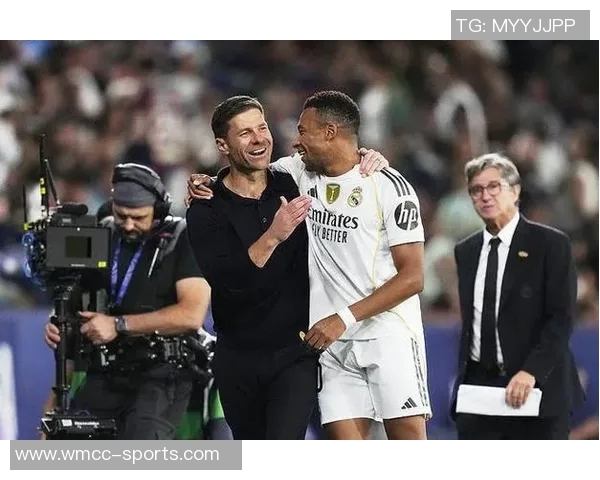 皇马留守8名一线队球员与卡斯蒂亚队员共同训练提升默契